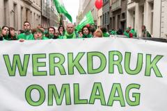 Spandoek met de slogan 'werkdruk omlaag'