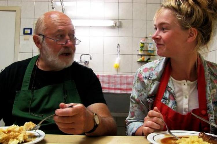 Hanne is vrijwilliger voor één dag in Poverello